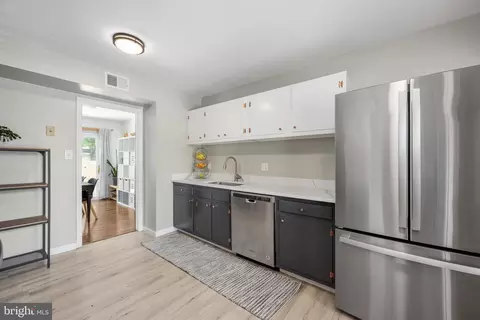 Entry Way - 7513 Bedford Rd, Manassas, VA 20109 photo 6 of 9