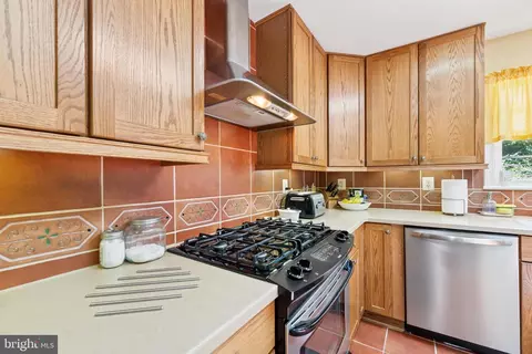 Kitchen - 9715 Botsford Rd, Manassas, VA 20109 photo 5 of 6
