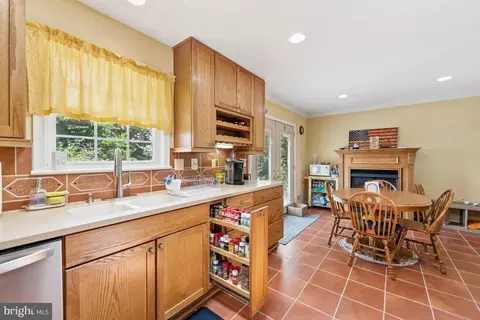 Kitchen - 9715 Botsford Rd, Manassas, VA 20109 photo 4 of 6