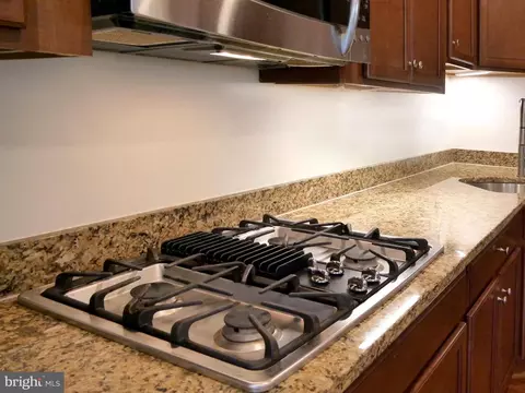 Kitchen - 15152 Santander Dr, Gainesville, VA 20155 photo 6 of 8