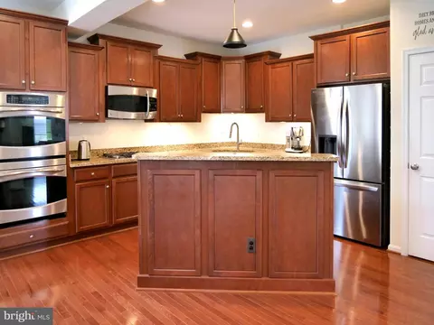 Kitchen - 15152 Santander Dr, Gainesville, VA 20155 photo 4 of 8
