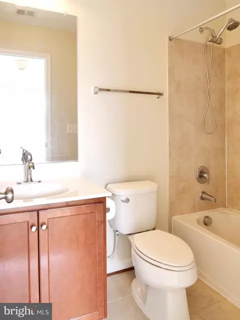 Bath - 15152 Santander Dr, Gainesville, VA 20155 photo 2 of 12