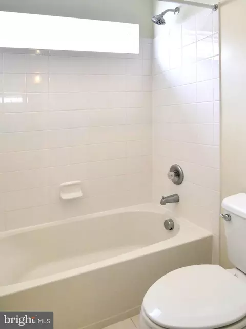 Bath - 15152 Santander Dr, Gainesville, VA 20155 photo 8 of 12