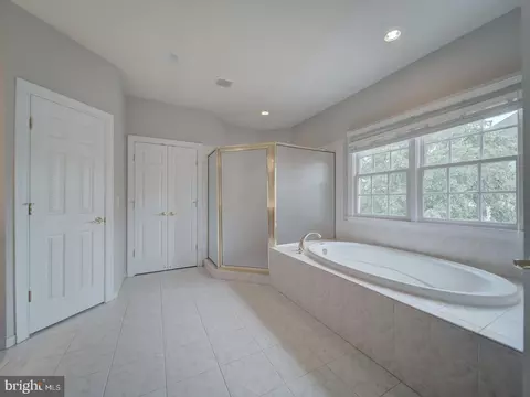 Bath - 8429 Link Hills Loop, Gainesville, VA 20155 photo 2 of 14