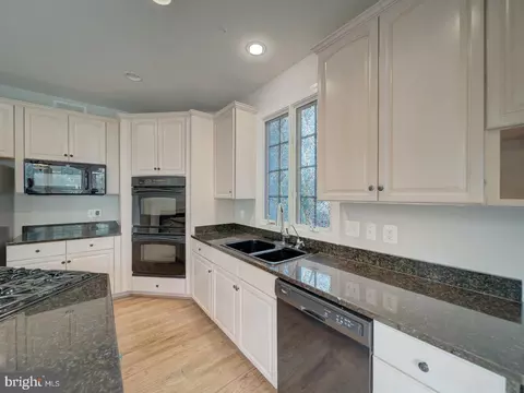 Kitchen - 8429 Link Hills Loop, Gainesville, VA 20155 photo 7 of 10