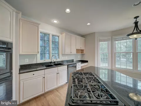 Kitchen - 8429 Link Hills Loop, Gainesville, VA 20155 photo 5 of 10