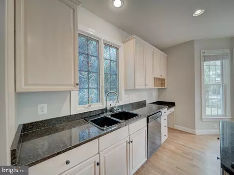 Kitchen - 8429 Link Hills Loop, Gainesville, VA 20155 photo 6 of 10