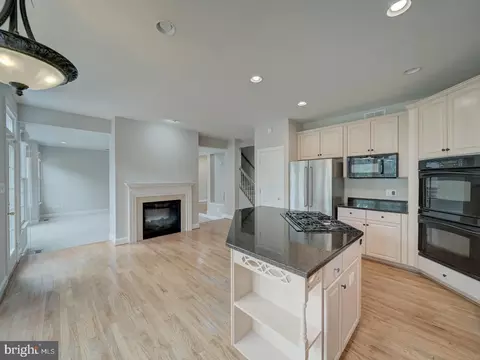 Kitchen - 8429 Link Hills Loop, Gainesville, VA 20155 photo 9 of 10