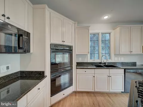 Kitchen - 8429 Link Hills Loop, Gainesville, VA 20155 photo 4 of 10