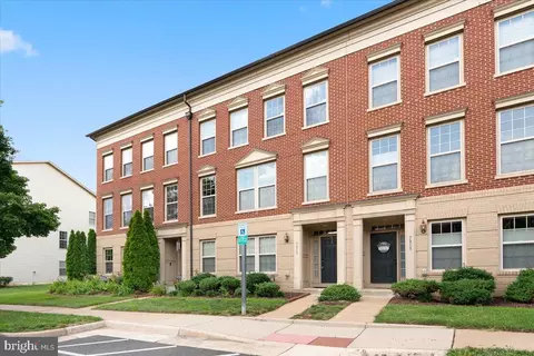 7813 Crescent Park Dr, Gainesville, VA 20155