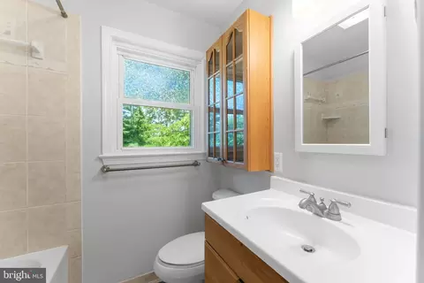 Bath - 10828 Moore Dr, Manassas, VA 20111 photo 2 of 5