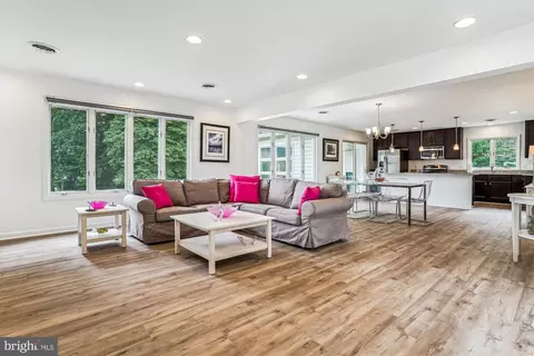 14807 Spriggs Rd, Woodbridge, VA 22193