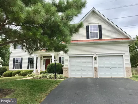 19176 Potomac Crest Dr, Triangle, VA 22172
