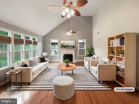 Living - 18550 Kerill Rd, Triangle, VA 22172 photo 1 of 7