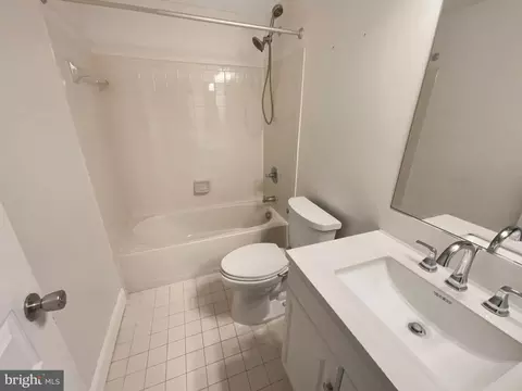 Bath - 18550 Kerill Rd, Triangle, VA 22172 photo 1 of 6