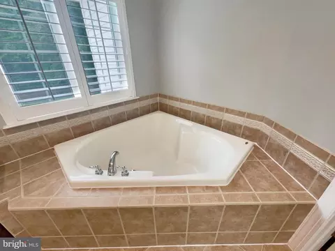 Bath - 18550 Kerill Rd, Triangle, VA 22172 photo 2 of 6