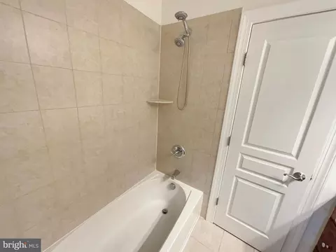 Bath - 18550 Kerill Rd, Triangle, VA 22172 photo 6 of 6