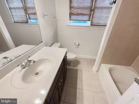 Bath - 18550 Kerill Rd, Triangle, VA 22172 photo 5 of 6