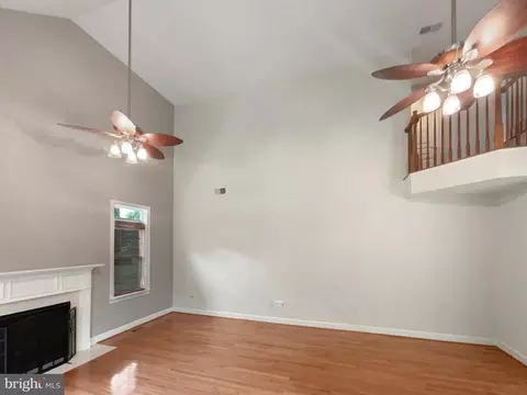 Living - 18550 Kerill Rd, Triangle, VA 22172 photo 5 of 7