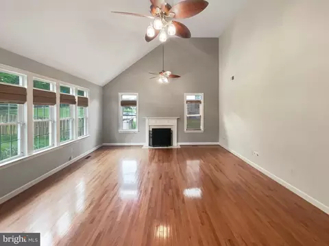 Living - 18550 Kerill Rd, Triangle, VA 22172 photo 2 of 7