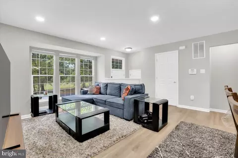 8302 Wallace Ln, Manassas, VA 20109 photo 3
