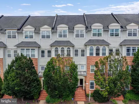 7119 Little Thames Dr, Gainesville, VA 20155