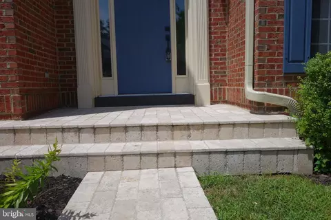 8196 Tenbrook Dr, Gainesville, VA 20155 photo 2