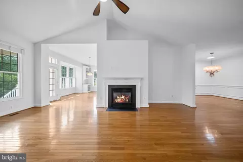 Living - 6709 Buglecall Pl, Gainesville, VA 20155 photo 3 of 6