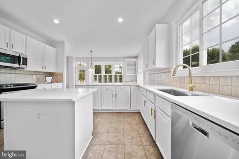 Kitchen - 6709 Buglecall Pl, Gainesville, VA 20155 photo 6 of 7