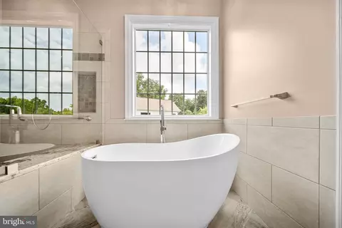 Bath - 6709 Buglecall Pl, Gainesville, VA 20155 photo 4 of 8