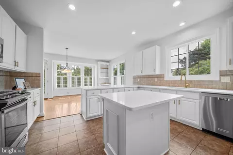 Kitchen - 6709 Buglecall Pl, Gainesville, VA 20155 photo 5 of 7