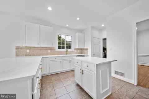 Kitchen - 6709 Buglecall Pl, Gainesville, VA 20155 photo 4 of 7