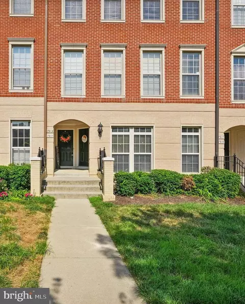 7913 Crescent Park Dr, Gainesville, VA 20155