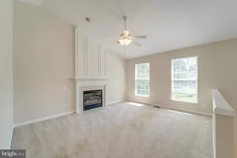 Living - 16285 Aspen Trail Ct, Triangle, VA 22172 photo 2 of 6