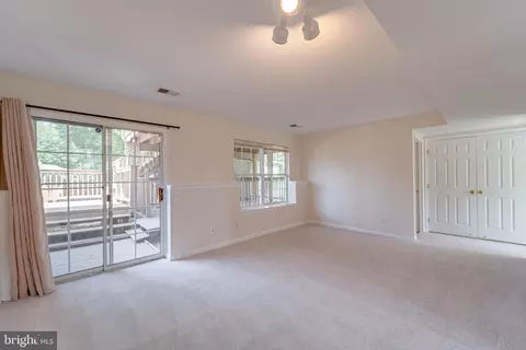 Living - 16285 Aspen Trail Ct, Triangle, VA 22172 photo 5 of 6