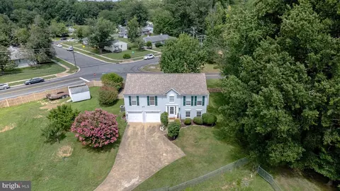 View/Area - 16285 Aspen Trail Ct, Triangle, VA 22172 photo 2 of 3