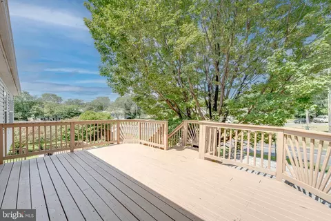 Exterior - 16285 Aspen Trail Ct, Triangle, VA 22172 photo 9 of 11