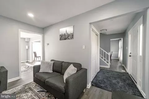 Entry Way - 3867 Oriole Ct, Dumfries, VA 22025 photo 4 of 13