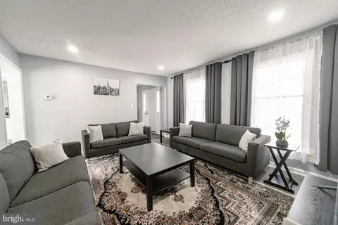 Living - 3867 Oriole Ct, Dumfries, VA 22025 photo 2 of 4
