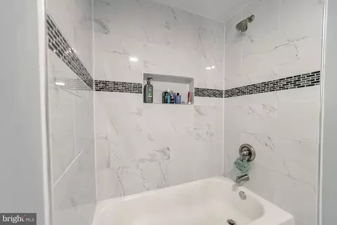 Bath - 3867 Oriole Ct, Dumfries, VA 22025 photo 1 of 7