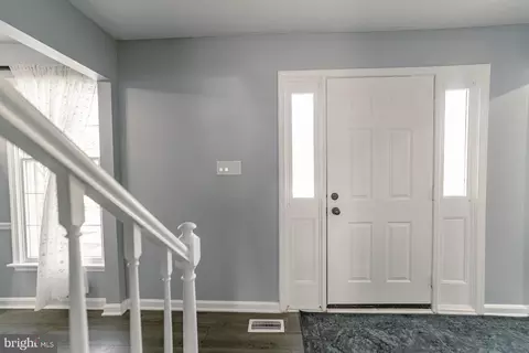 Entry Way - 3867 Oriole Ct, Dumfries, VA 22025 photo 3 of 13