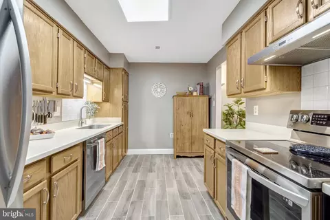Kitchen - 7501 Belle Grae Dr, Manassas, VA 20109 photo 3 of 4