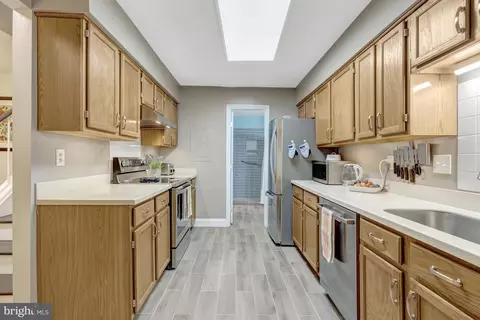 Kitchen - 7501 Belle Grae Dr, Manassas, VA 20109 photo 2 of 4