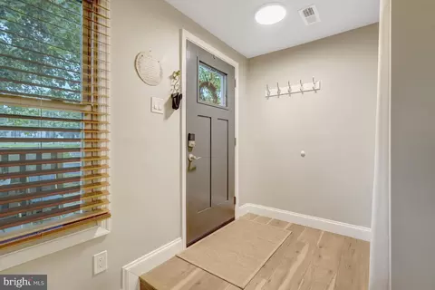 Entry Way - 7501 Belle Grae Dr, Manassas, VA 20109 photo 1 of 8