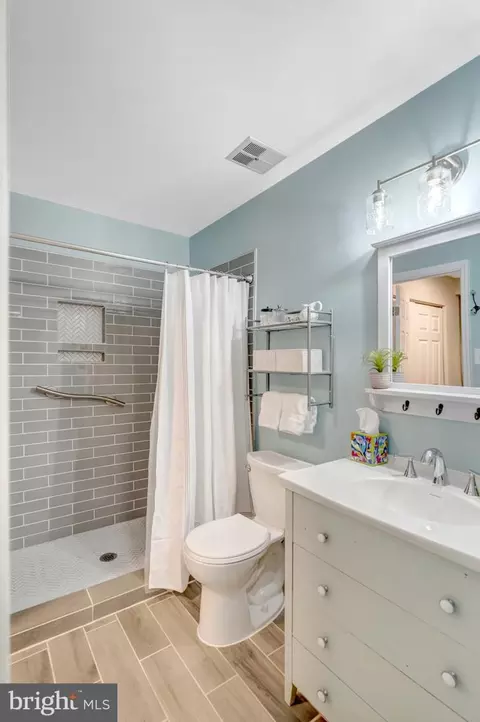 Bath - 7501 Belle Grae Dr, Manassas, VA 20109 photo 3 of 7
