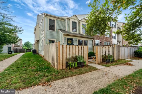 Exterior - 7501 Belle Grae Dr, Manassas, VA 20109 photo 4 of 6