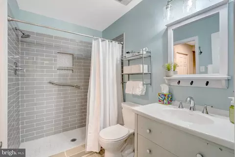 Bath - 7501 Belle Grae Dr, Manassas, VA 20109 photo 2 of 7