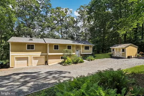8023 Lake Dr, Manassas, VA 20111
