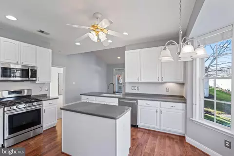 Kitchen - 13879 Crabtree Way, Gainesville, VA 20155 photo 5 of 7