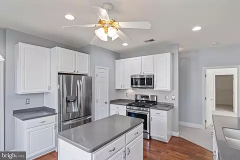 Kitchen - 13879 Crabtree Way, Gainesville, VA 20155 photo 4 of 7